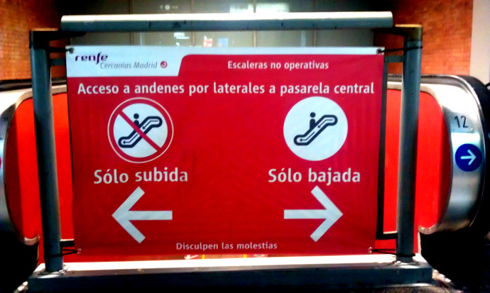 DOCUMENTO 53 de la demanda de Responsabilidad Civil contra Renfe: cartel indicando escaleras mecánicas no operativas en la Estación de Atocha Cercanías.