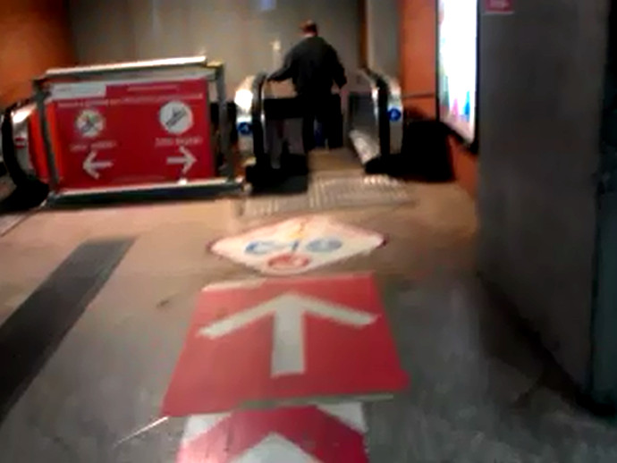 DOCUMENTO 67 de la demanda de Responsabilidad Civil contra Renfe: flecha en el suelo de la Estación de Atocha Cercanías apuntando hacia escalera mecánica.
