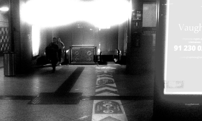 DOCUMENTO 72 de la demanda de Responsabilidad Civil contra Renfe: señales en el suelo del vestíbulo de la Estación de Atocha Cercanías apuntando a escaleras mecánicas.